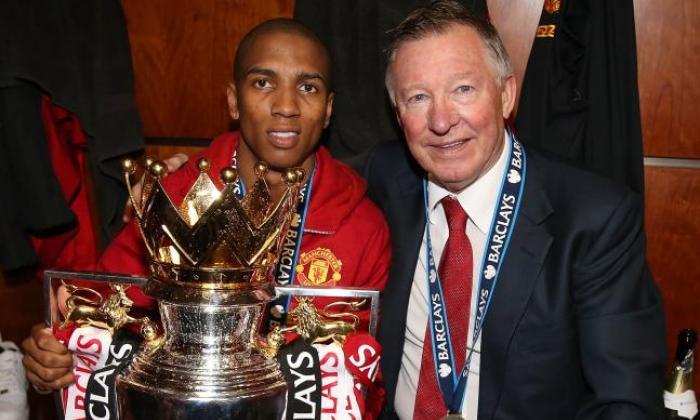 Young và ông thầy Sir Alex Ferguson cùng chức vô địch nước Anh vào mùa giải 2012/13.