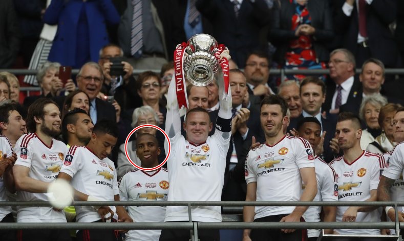 Young ăn mừng thầm lặng khi cùng các đồng đội nâng cao danh hiệu vô địch FA Cup mùa 2015/16.