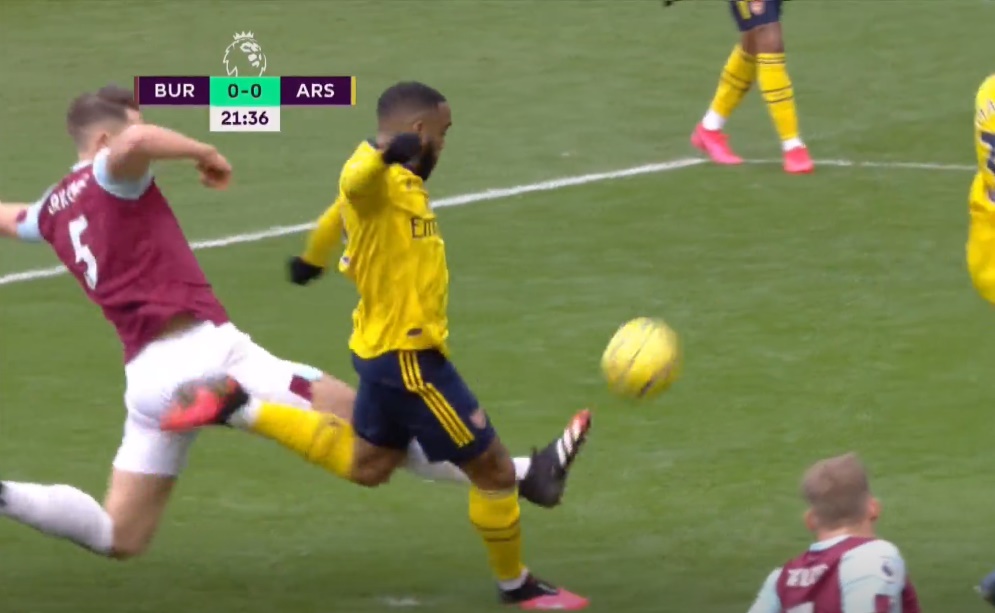 Ảnh bài viết SỐC! Lacazette bị thủ quân Burnley "hành hung"