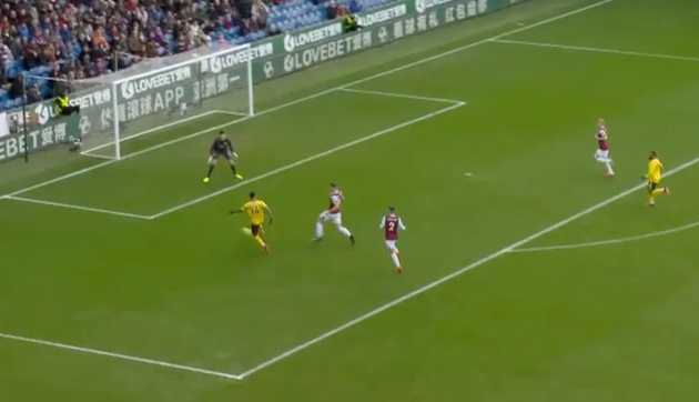 Aubameyang sút ra ngoài cả vài mét.