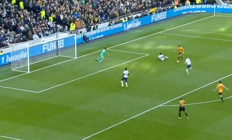 Phút 73, Raul Jimenez khép lại ngày thi đấu bùng nổ cho Wolves bằng pha loại bỏ Tanganga đẳng cấp. Bên ngoài vòng cấm, Jota thậm chí đã bắt đầu ăn mừng.