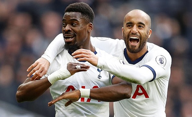 Niềm vui của cặp đôi Aurier - Moura.