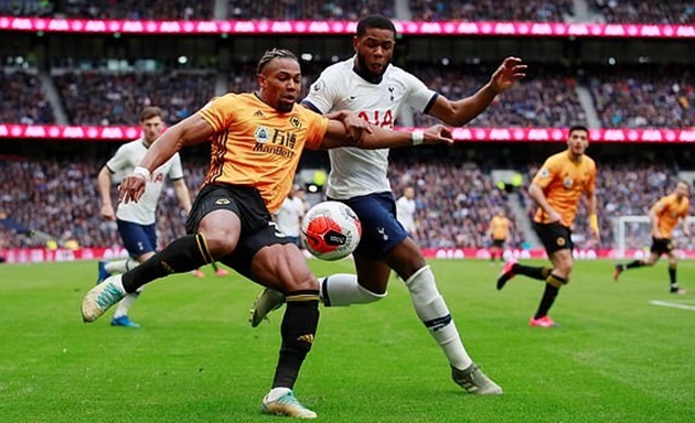 Một pha tranh chấp giữa Adama Traore và sao trẻ Japhet Tanganga.