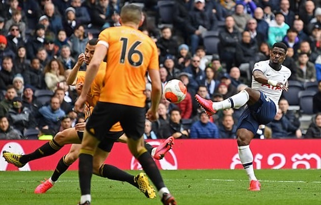 Vào phút cuối cùng của hiệp một, hậu vệ Serge Aurier bất ngờ đưa Tottenham một lần nữa vượt lên dẫn trước bằng cú đá trái chân hiểm hóc.