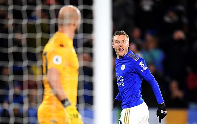 Nhưng Leicester vẫn được hưởng lợi thế, và Vardy không mắc sai lầm trên chấm 11 mét. Sau khi ghi bàn, anh quay lại chế giễu cựu ngôi sao Liverpool.