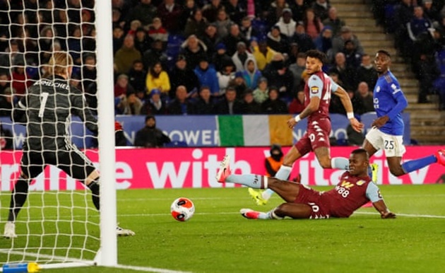 Tân binh người Tanzania - Samatta bỏ lỡ cơ hội mở điểm cho Aston Villa từ một cú dứt điểm cận thành.