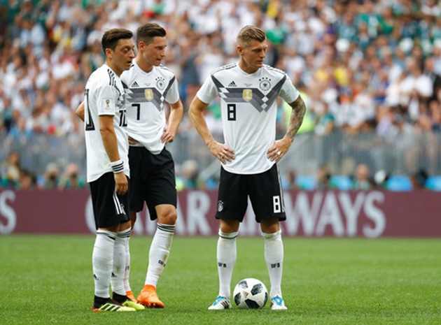 Đức nhận cơn mưa chỉ trích vì thất bại ngay trận mở màn.