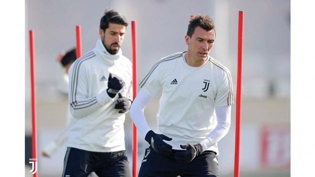 Bộ đôi song sát của Juventus Dybala, Mandzukic hăng say thể hiện.