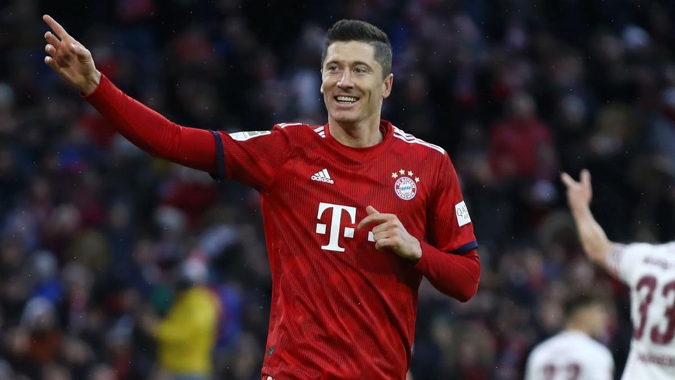 5. Robert Lewandowski: Đứng cuối cùng trong danh sách này là ngôi sao của Bayern Munich, Robert Lewandowski. Dù phải dừng chân ở vòng 1/8, tuy nhiên, tuyển thủ Ba Lan đã có phong độ chói sáng suốt chặng đường chinh chiến Champions League. Chân sút số 9 góp 8 bàn thắng cho "Hùm xám xứ Bavaria" và từng có thời điểm cạnh tranh khốc liệt với Messi trong cuộc đua "Vua phá lưới".