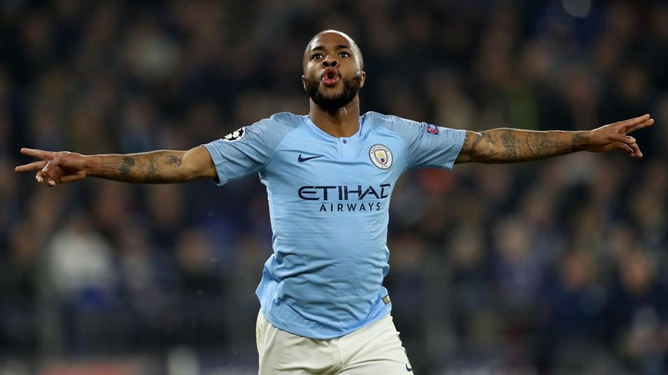 2. Raheem Sterling: Khá bất ngờ khi Sterling xuất hiện ở vị trí thứ 2 trong danh sách này. Ngôi sao người Anh thật sự đã có mùa giải thành công, trưởng thành trong màu áo nửa xanh thành Manchester. Nhìn nhận lại chặng đường đã qua, chân sút số 7 hoàn toàn xứng đáng nhận được vinh dự trên. Tiền đạo 24 tuổi liên tục góp công giúp Man City đem về chiến thắng ở đấu trường châu Âu với 5 bàn thắng và 2 kiến tạo. Quan trọng, khả năng di chuyển, phối hợp cùng đồng đội và nhãn quan tuyệt vời giúp anh trở thành cầu thủ then chốt trong lối chơi của đội nhà.
