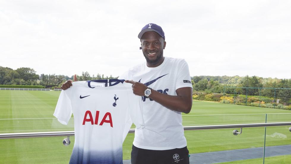 Ở tuổi 22, Tanguy Ndombele chuyển đến khoác áo Tottenham với mức phí lên đến khoảng 60 triệu euro và cũng là một trong những bản hợp đồng đắt đỏ nhất Premier League hè 2019.