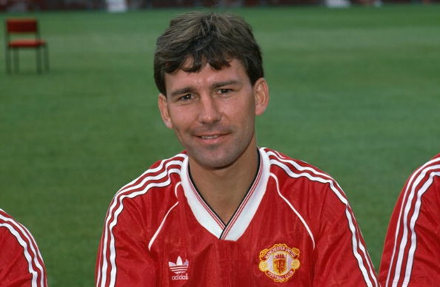 9. Bryan Robson (1981-94): Bryan Robson là một trong những đội trưởng lừng danh ở "Nhà hát của những giấc mơ". 12 năm khoác áo nửa đỏ thành Manchester, ông giành được 6 danh hiệu cùng CLB. Phải kể đến nhất chính là việc Robson góp công không nhỏ trong chức vô địch Ngoại hạng Anh của MU sau 26 năm chờ đợi.