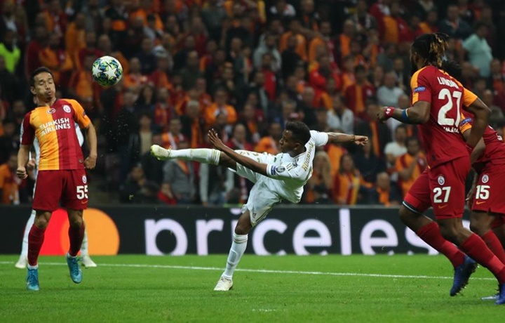 Thêm vào đó, việc vừa để thua ở La Liga và mất ngôi đầu vào tay Barcelona, đội bóng Hoàng gia càng chịu thêm nhiều áp lực ở trận chiến rạng sáng 23/10.