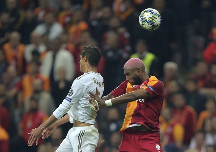 Việc làm khách trên sân đối phương rõ ràng không hề dễ dàng với Los Blancos. Thầy trò Zidane liên tục chịu sức ép từ khán đài Türk Telekom Stadium. Quan trọng hơn, lối chơi của đội chủ nhà cũng không hề dễ chịu.