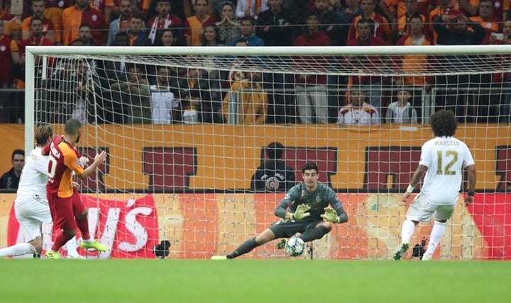 Galatasaray là người nắm giữ thế trận với tỷ lệ kiểm soát bóng vượt trội hơn so với Real. Song phía đại diện Tây Ban Nha lại có tình huống nguy hiểm đầu tiên lên khung thành Muslera.