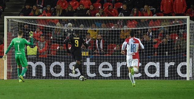 Bước sang hiệp 2, Slavia Prague vẫn là đội thi đấu áp đảo và giành quyền kiếm soát bóng. CLB thậm chí tạo nhiều pha bóng nguy hiểm hơn lên khung thành Inter.