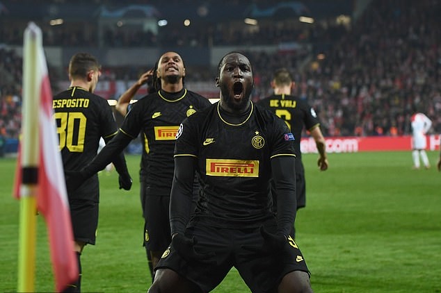 Trong khi đó, đại diện Serie A có phần bế tắc trong các pha tấn công. Song, may mắn đã mỉm cười với họ ở phút 81. Lukaku một lần nữa chứng tỏ cái duyên ghi bàn trong màu áo Inter với pha làm bàn nâng tỷ số lên thành 2-1.