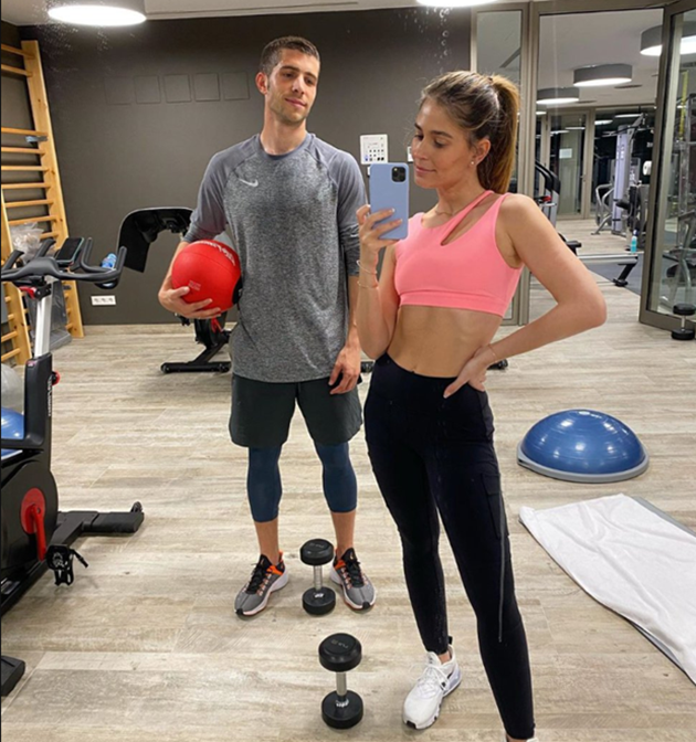 Sergi Roberto cùng nửa kia đến phòng tập gym để tăng cường sức khỏe trong mùa dịch.