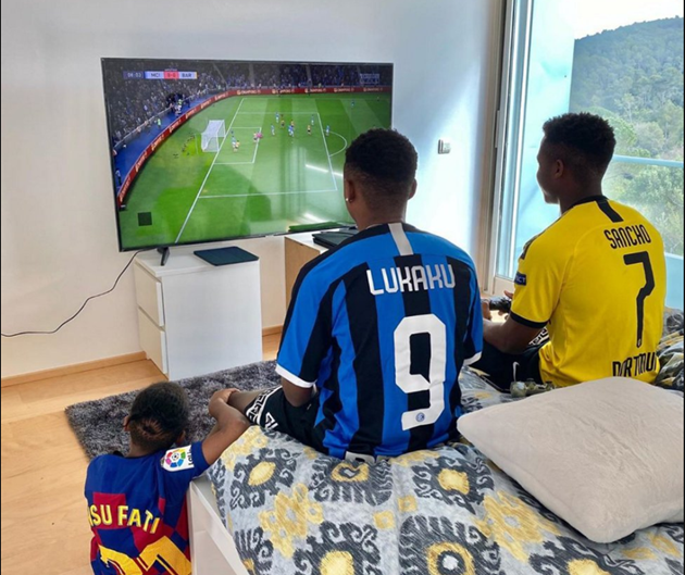 Tài năng trẻ của Barcelona, Ansu Fati quyết định ở nhà và dùng thời gian chơi game với các em nhỏ.
