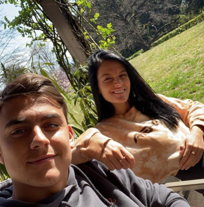 Cả bạn gái của chân sút xứ tango cũng nhiễm bệnh Corona và phải thực hiện cách ly.