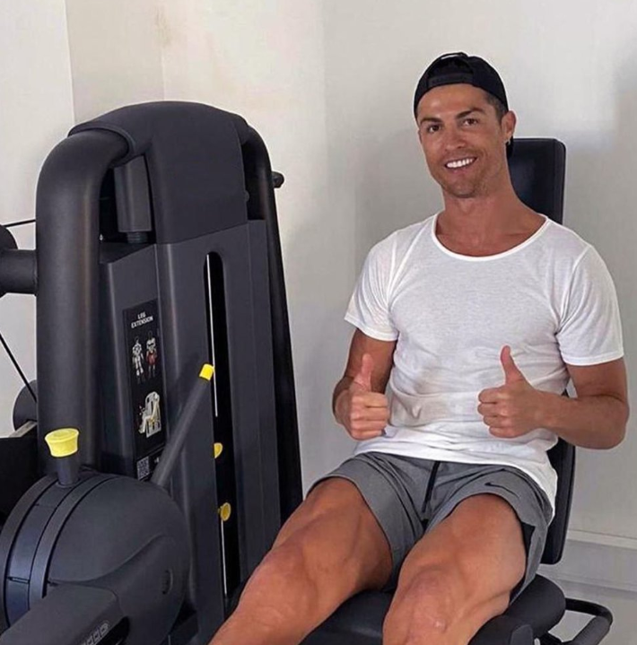 Ronaldo lại luôn cho thấy tinh thần chuyên nghiệp khi vẫn luyện tập chăm chỉ trong thời gian cách ly ở Bồ Đào Nha.