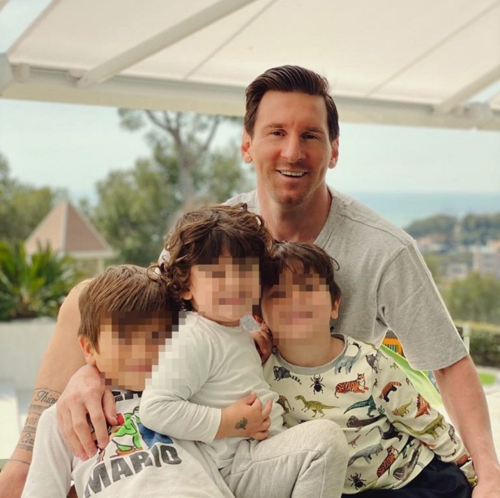 Messi dành hết thời gian quây quần bên gia đình và 3 cậu con trai đáng yêu.