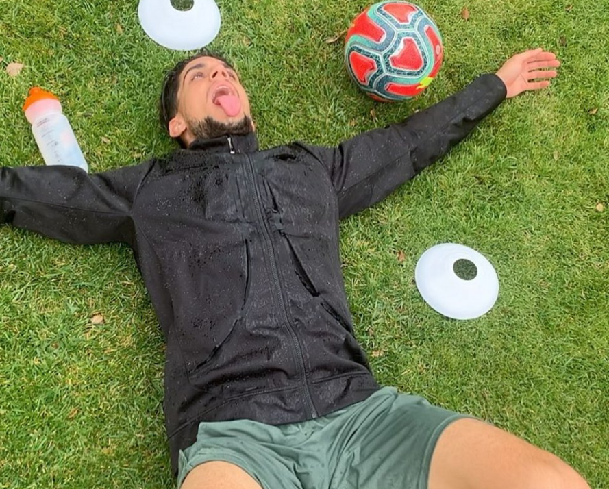 Marc Bartra cũng vừa nghỉ xả hơi vừa dồn sức luyện tập.