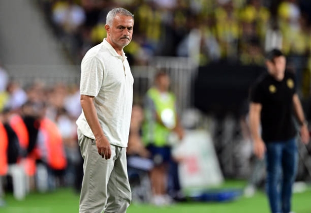 Ảnh bài viết Fenerbahce thắng nhọc nhằn, Mourinho khen ngợi 1 cái tên 