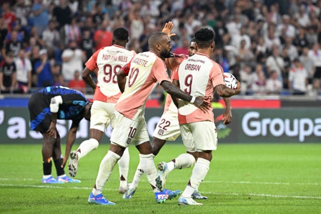 Ảnh bài viết Ngược dòng quả cảm, Matic, Lacazette có 3 điểm đầu tiên với Lyon
