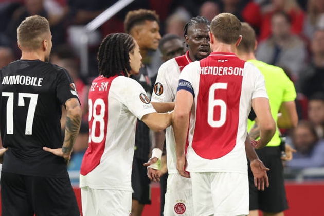 Ảnh bài viết Ajax thắng dễ, Henderson vẫn nổi điên với đồng đội