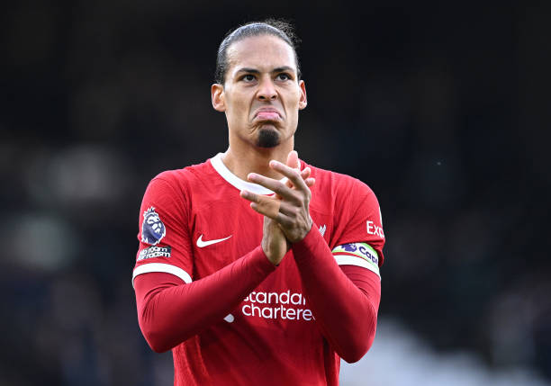 Ảnh bài viết Chuyển nhượng tối 05/12: Khúc mắc giữa Van Dijk và Liverpool; MU cân nhắc tương lai Luke Shaw