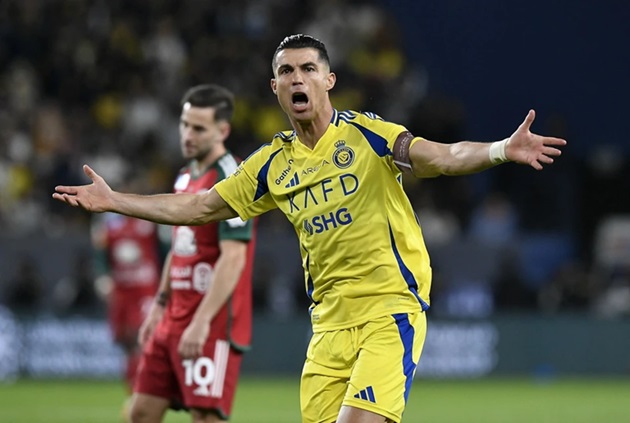 Ảnh bài viết Mất bình tĩnh, Ronaldo sút bóng thẳng lên khán đài