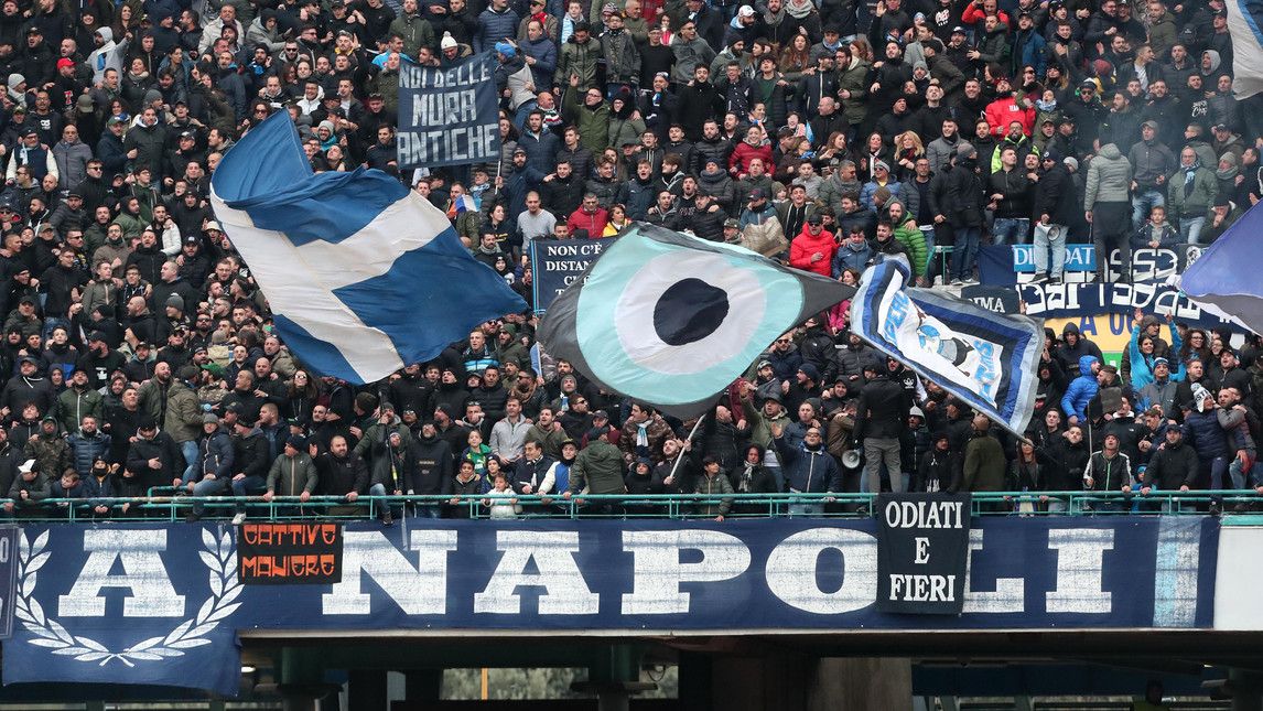 Khán đài chỉ đầy kín người ở phía những chỗ ngồi ở trên cao.