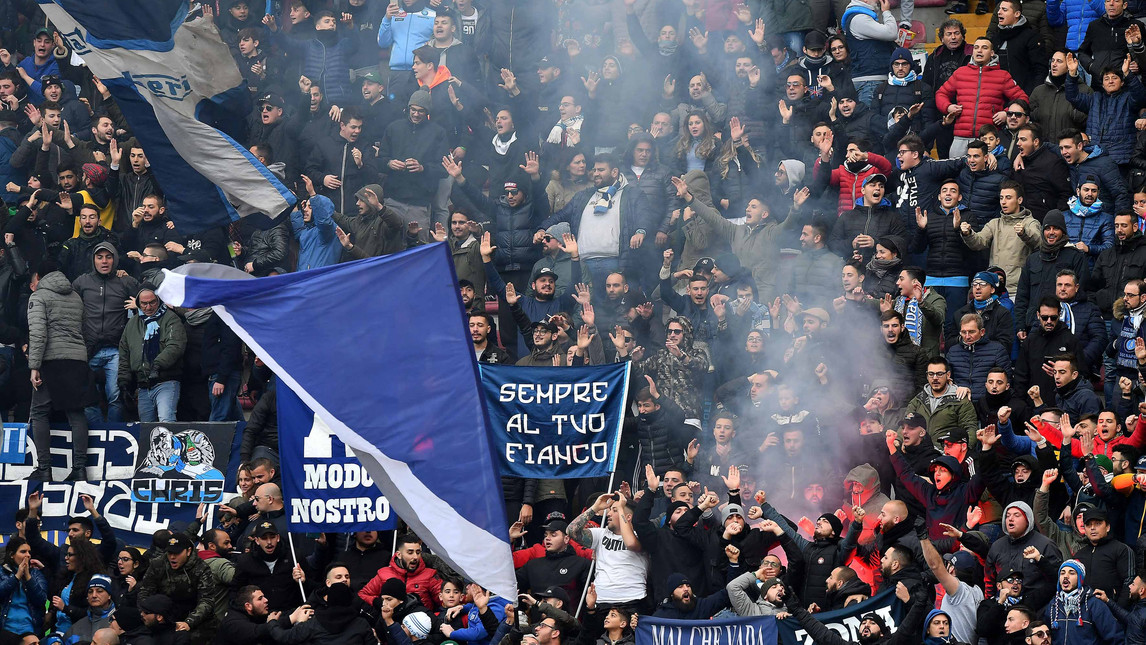 CĐV đốt pháo sáng để ủng hộ Napoli như thường ngày nhưng điều đó quá hiếm hoi.