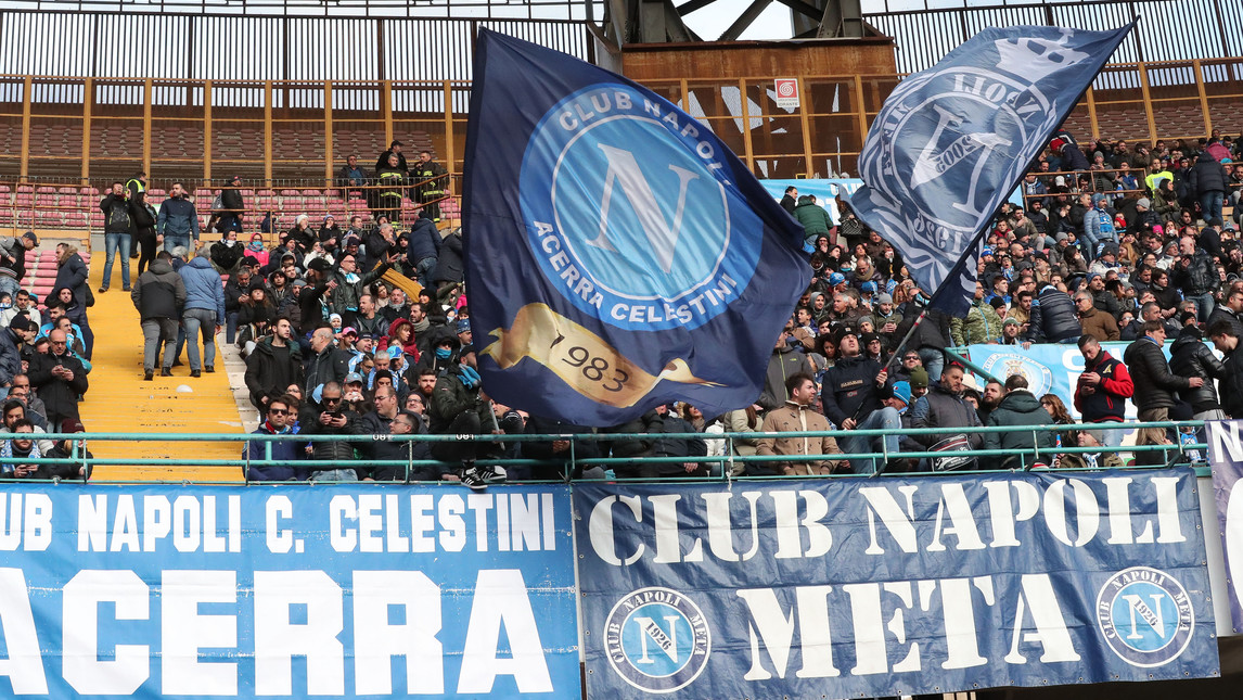 Những chỗ trống xuất hiện và các CĐV rủ nhau ra về khi Napoli không thể xé lưới đối thủ.