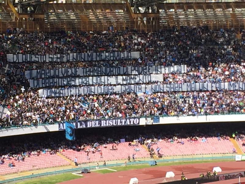 Khán đài San Paolo lộ quá nhiều chỗ trống.