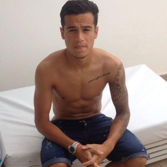 Coutinho có xăm một dòng chữ tiếng Ả Rập bên ngực trái với ý nghĩa: "Không bao giờ bỏ cuộc" để tự động viên bản thân luôn cố gắng để hướng đến thành công. Hầu như toàn bộ cánh tay trái của tiền vệ người Brazil xăm kín với hình một con sư tử, quả bóng, đôi môi. Những mảnh ghép kết hợp lại nhau tạo nên sự độc đáo và thể hiện sự dũng mãnh của cầu thủ này.