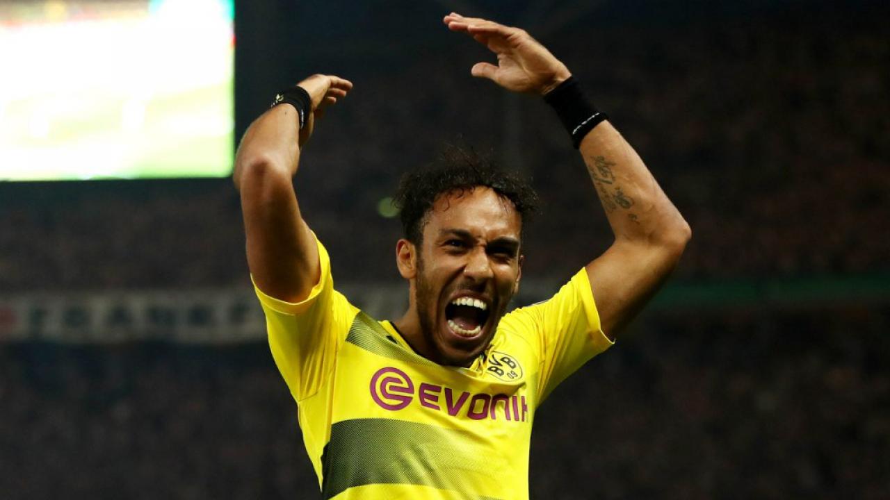 Ảnh bài viết Bố Aubameyang nổi đóa vì con trai bị gọi là "khỉ"