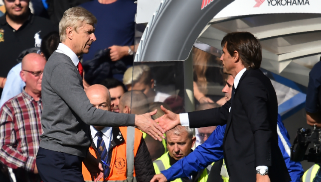 Đến HLV lớn tuổi như Wenger mà Conte cũng chẳng để yên.