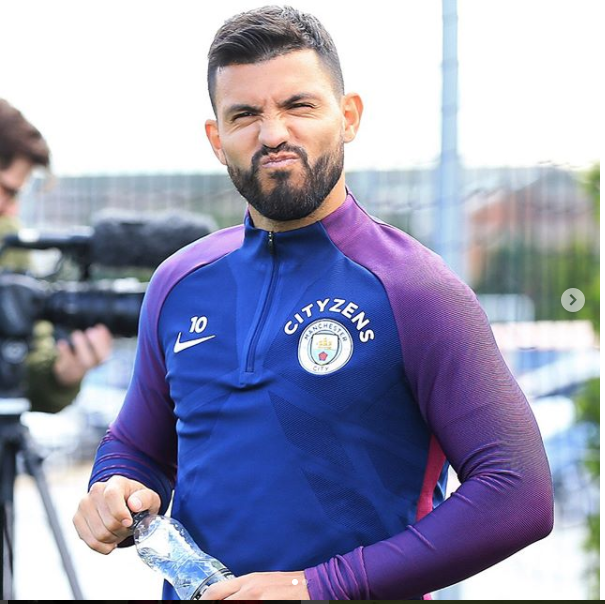 Kun Aguero rất thích làm trò hề trước ống kính.
