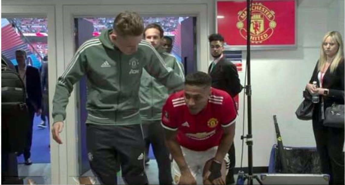 Ảnh bài viết McTominay được ca tụng nhờ cử chỉ đẹp với đàn anh Valencia