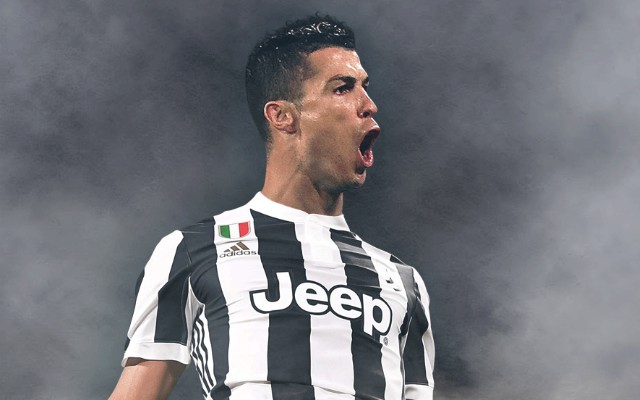 Áo đấu của Juventus của Ronaldo đang được bán đắt như tôm tươi.