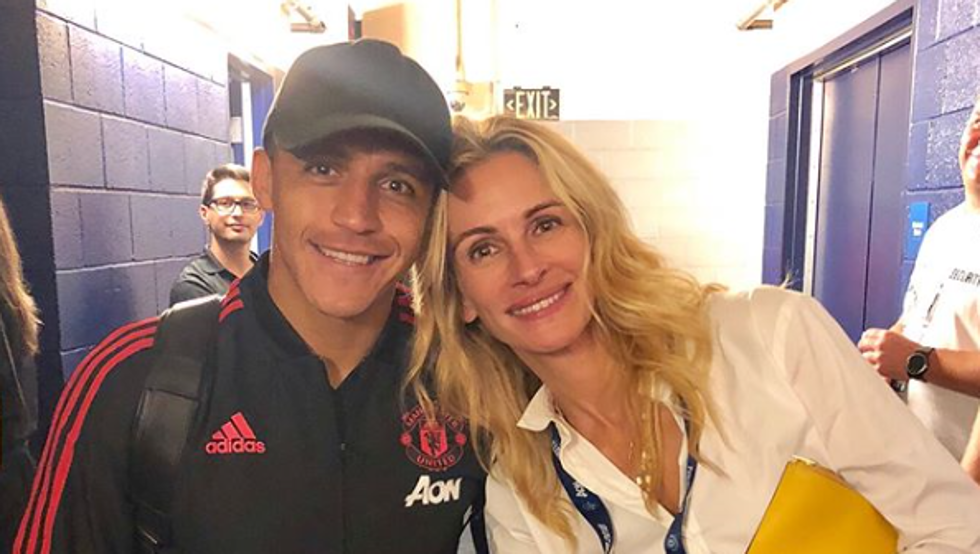 Ảnh bài viết Hậu giao hữu, sao Man United hớn hở bên 'Người đàn bà đẹp'