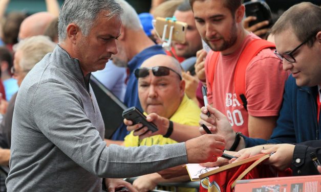 Ảnh bài viết Cái vẫy tay của Mourinho và 'độc chiêu' PR cảm xúc