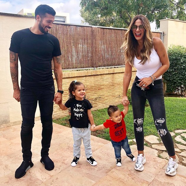 Khoe gia đình hạnh phúc.