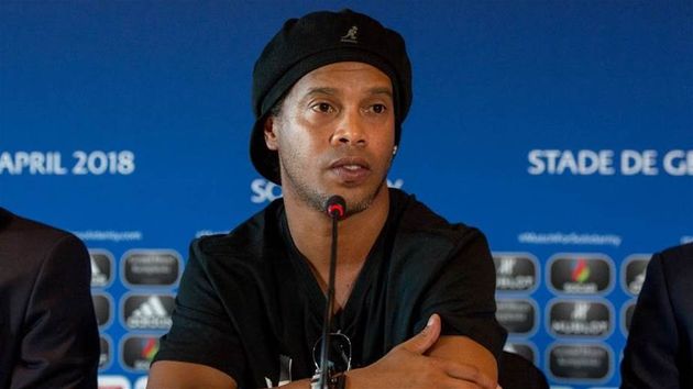 Ronaldinho lại vừa vi phạm pháp luật.