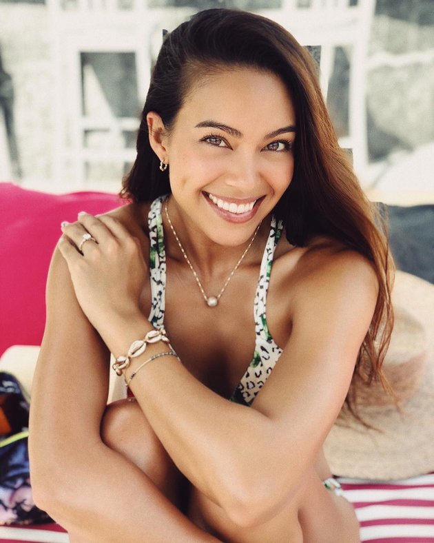 Nàng WAGs của Mika luôn có nụ cười toả nắng.