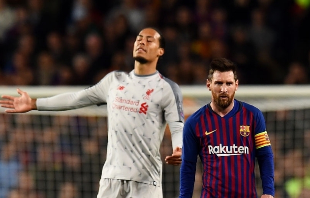 Van Dijk bất lực trước Messi.