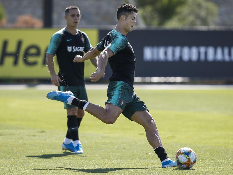 Ronaldo là một trong những đại sứ toàn cầu của hãng thể thao danh tiếng hàng đầu thế giới Nike. Anh cũng là ngôi sao nhận được khoản tiền từ hợp đồng quảng cáo lớn nhất.