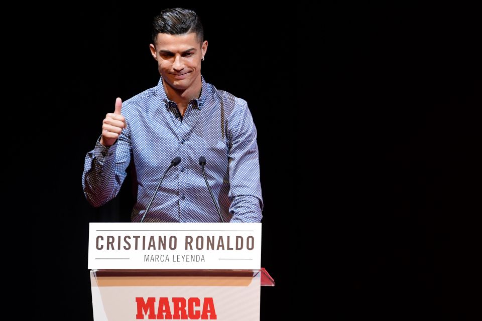 Cristiano Ronaldo là biểu tượng của làng túc cầu thế giới. Ngôi sao người Bồ Đào Nha cùng Lionel Messi thống trị trái bóng tròn trong suốt 1 thập kỷ, trước khi chuyển sang Juventus mùa hè 2018.